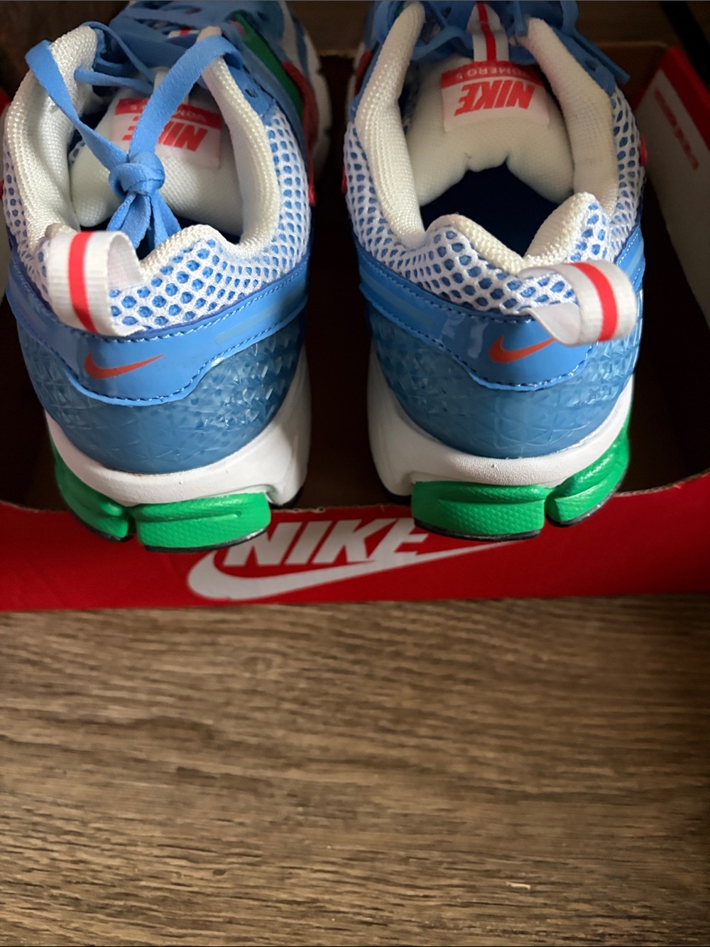 Size 7 Women’s 5.5 Y Nike Blue/Green/Red Vomero Sneakers - Picture 4 of 6